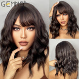 GEMMA Ombre Black Pink Medium Wavy Synthetic Wig with Bangs for Black Women Natural Bob Lolita Wigs Cosplay Heat Resistant Hair